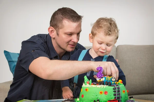 Pequeño niño celebrando su segundo cumpleaños — Foto de Stock