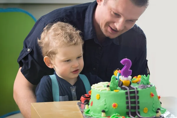 Pequeño niño celebrando su segundo cumpleaños —  Fotos de Stock