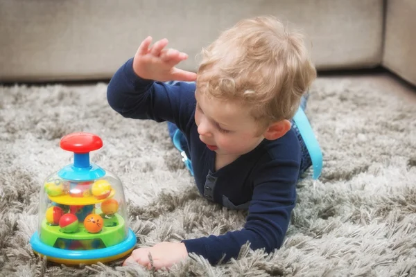 Ein kleiner Junge beim Spielen — Stockfoto