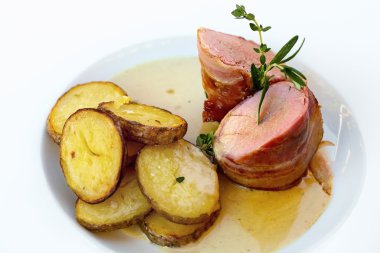 İçinde jambon sarılı geleneksel kavrulmuş domuz eti bonfile