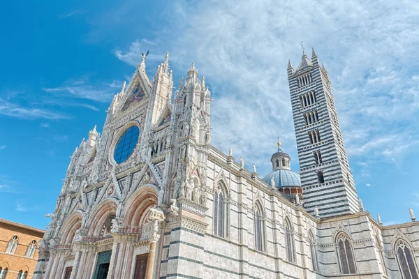 Siena, Olaszország, a Dóm és a magas csíkos torony fő székesegyház (duomo). — Stock Fotó