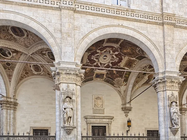 Bekanntes haus "loggia della mercanzia" in siena italien — Stockfoto