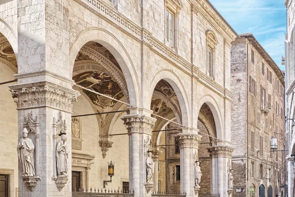 Bekanntes haus "loggia della mercanzia" in siena italien — Stockfoto