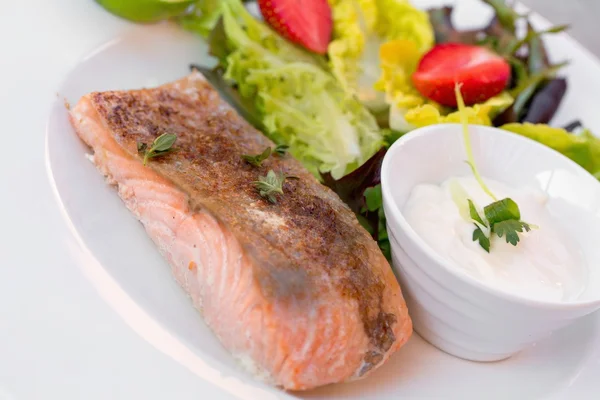 Ensalada de salmón de alimentos verdes y saludables . — Foto de Stock