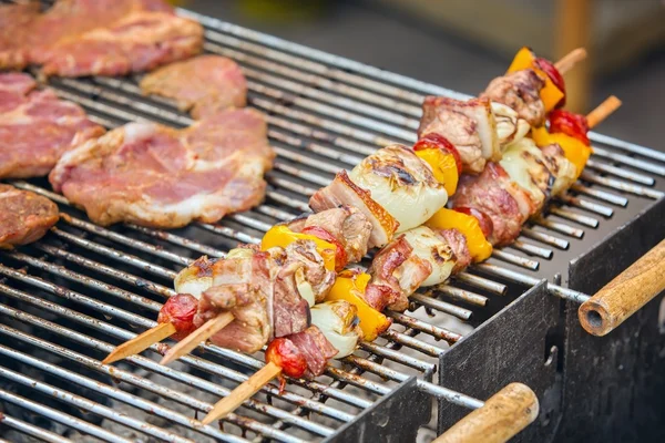 Brochetas de carne en el primer plano de la parrilla — Foto de Stock