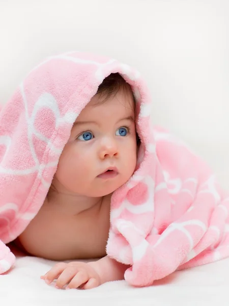 Hermosa niña bajo la toalla — Foto de Stock