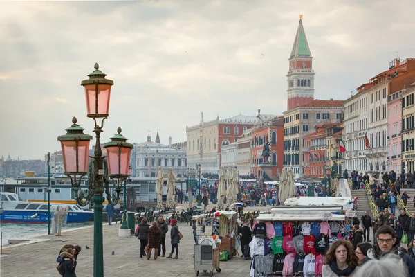 Toeristen in de buurt van Place St. Mark's plein in Venetië — Stockfoto
