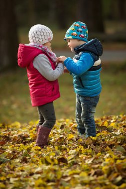 Parkta oynayan kız ve oğlan 
