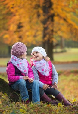 Parkta oynayan çocuklar