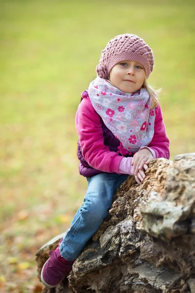 Retrato menina pequena — Fotografia de Stock