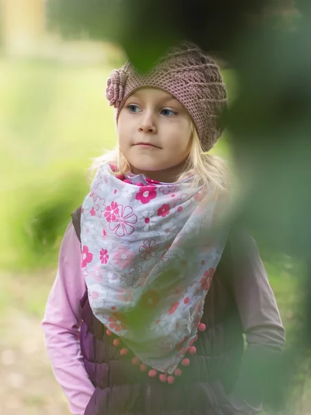 Petite fille dans le parc — Photo