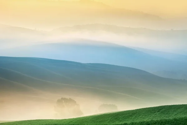 Heuvelachtig landschap van Toscane — Stockfoto