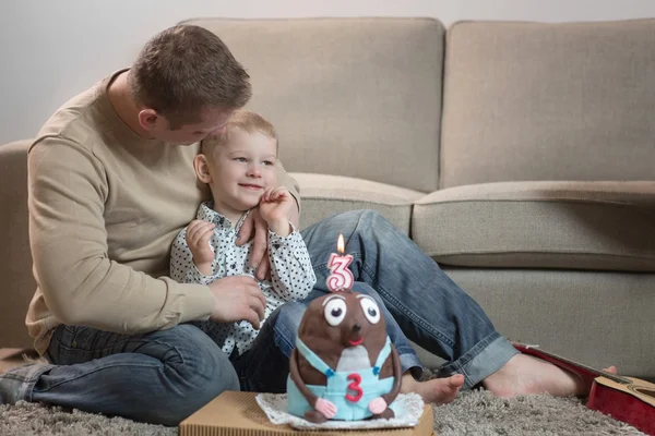 Liten pojke fira tredje födelsedag — Stockfoto