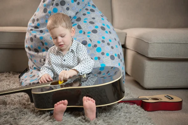 Niños felices tocando la guitarra —  Fotos de Stock