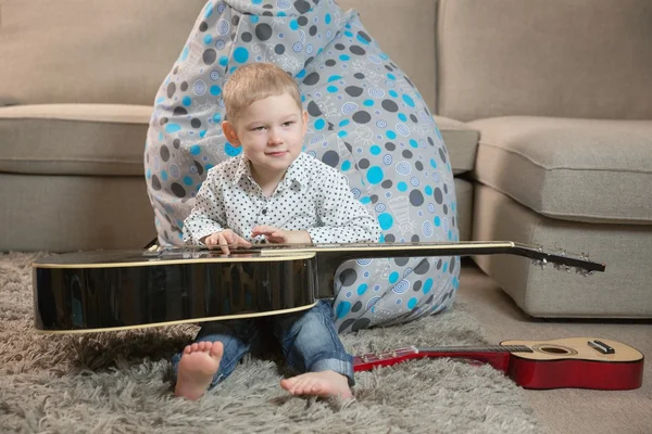 Glückliche Kinder beim Gitarrespielen — Stockfoto