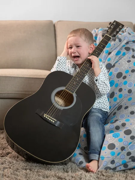 Weinender Junge mit Gitarre in der Hand — Stockfoto