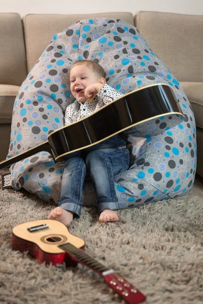 Glückliche Kinder beim Gitarrespielen — Stockfoto