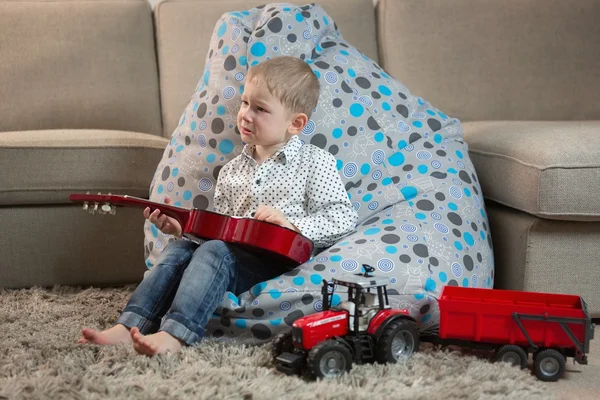 Glückliche Kinder beim Gitarrespielen — Stockfoto