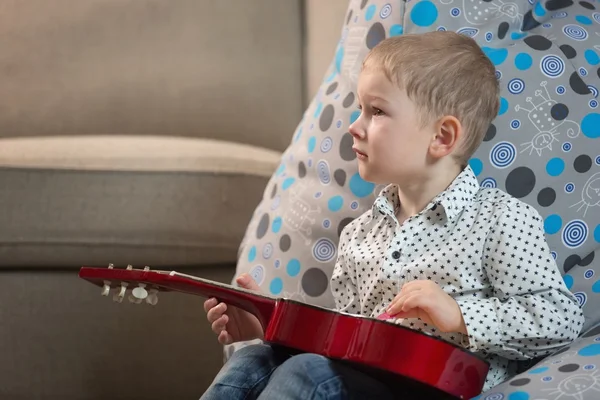 Happy children playing guitar — Stock Photo, Image