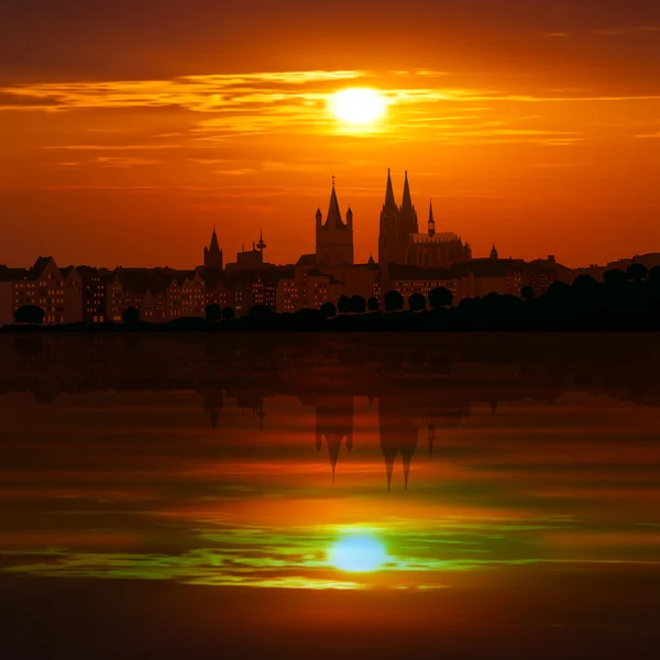 Abstrakter Hintergrund mit Silhouette von Köln und Sonnenuntergang — Stockvektor