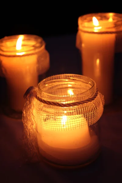 Velas queimando em um cemitério durante o Dia de Todos os Santos — Fotografia de Stock