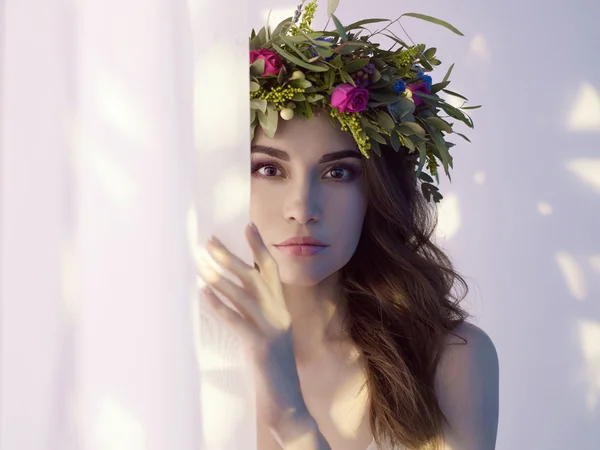 Schöne Dame im Blütendiadem — Stockfoto