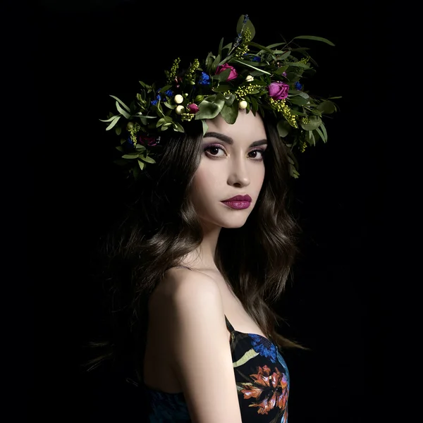 Hermosa dama en diadema de flores — Foto de Stock