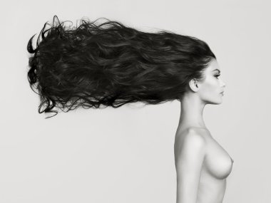 Uzun tüyleri ile zarif çıplak kadın