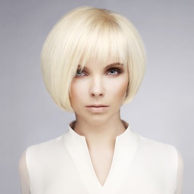 Seksi sarışın güzel saç modeli ile