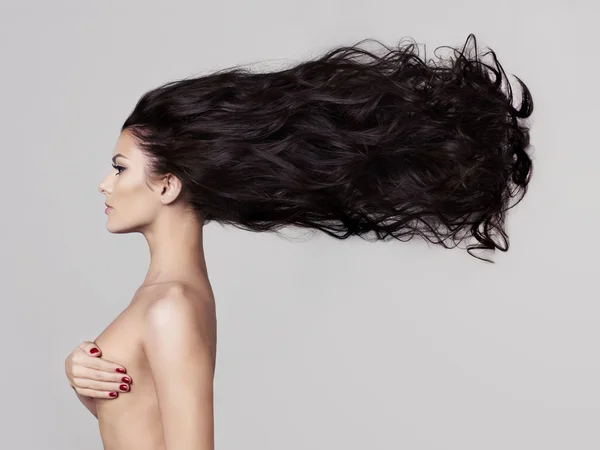Элегантная голая женщина с длинными волосами — стоковое фото