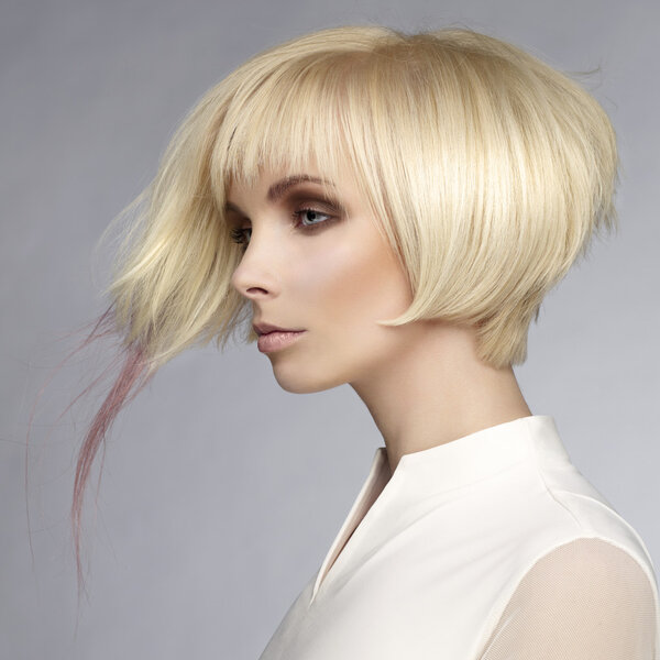 Сексуальная блондинка на сером фоне
