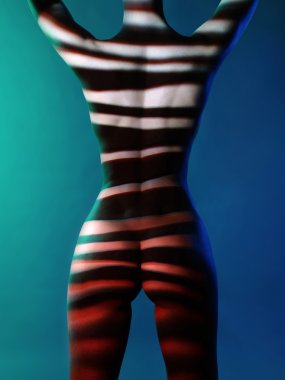 Zarif çıplak kadın vücudu üzerinde gölgeler ile