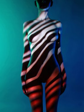 Zarif çıplak kadın vücudu üzerinde gölgeler ile