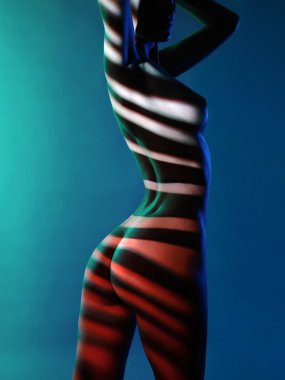 Zarif çıplak kadın vücudu üzerinde gölgeler ile