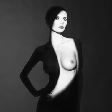 Gölge vücudunda çok güzel genç bir bayanla