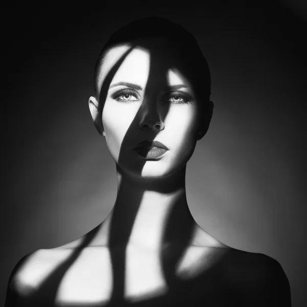 Surrealistyczna panienka z cień na jej ciało — Zdjęcie stockowe