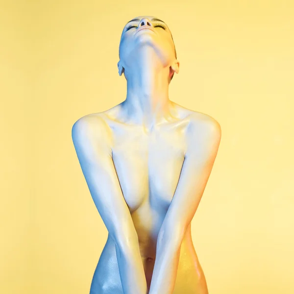 A világos színű spotlámpa-elegáns meztelen modell — Stock Fotó