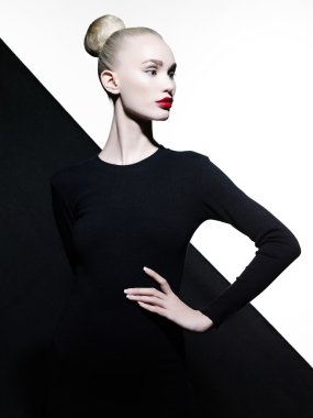 Geometrik siyah ve beyaz arka planda zarif blode