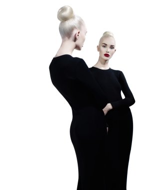 Zarif sarışın ve aynada yansıması