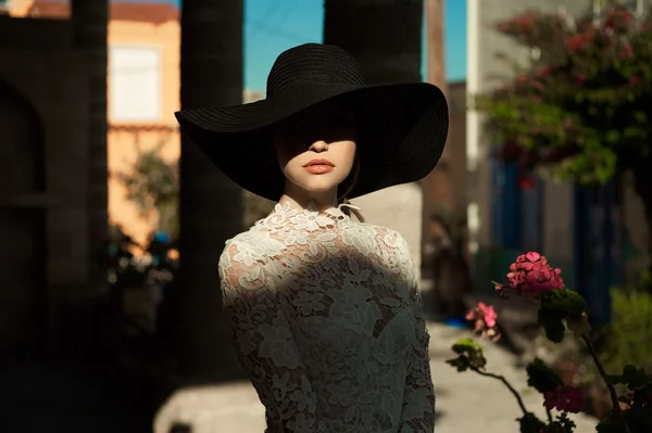 Elegante dama en una antigua ciudad europea — Foto de Stock