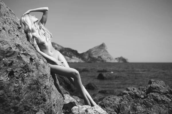 Bela mulher nua na praia — Fotografia de Stock
