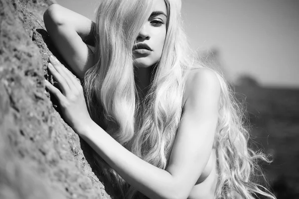 Beautiful nude woman on beach — Stock Photo, Image