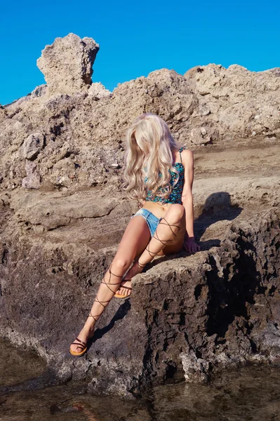 Vackra mode blondin på havsstranden — Stockfoto