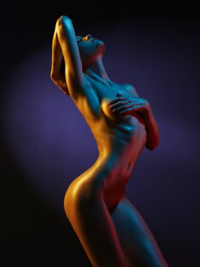 Hafif renkli projektör zarif çıplak model