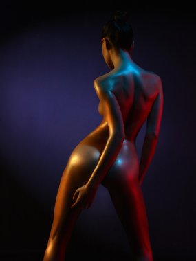 Hafif renkli projektör zarif çıplak model