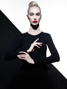 Geometrik siyah ve beyaz arka planda zarif blode