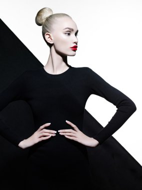 Geometrik siyah ve beyaz arka planda zarif blode