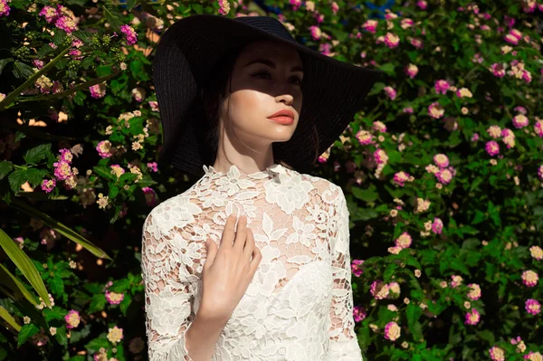 Senhora elegante em uma cidade europeia velha — Fotografia de Stock