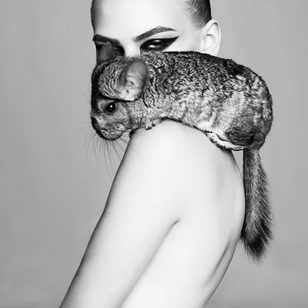 Belle femme avec chinchilla — Photo