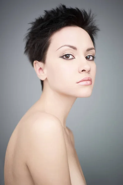 Studio Mody Artystycznej Portret Pięknej Brunetki Krótką Fryzurą Młoda Seksowna — Zdjęcie stockowe